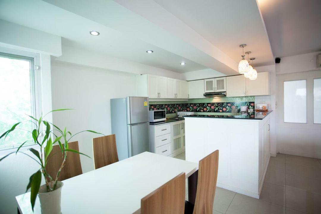 Aparthotel Galare Thong Tower à Chiang Mai Extérieur photo